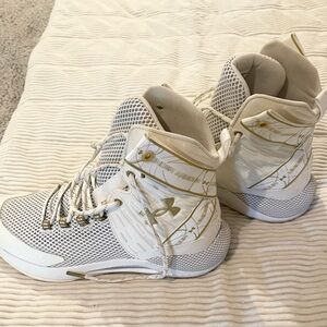 Women Size 9.5 Under Armour Highlight HOVR Ace White/Gold VOLLEYBALL SHOES